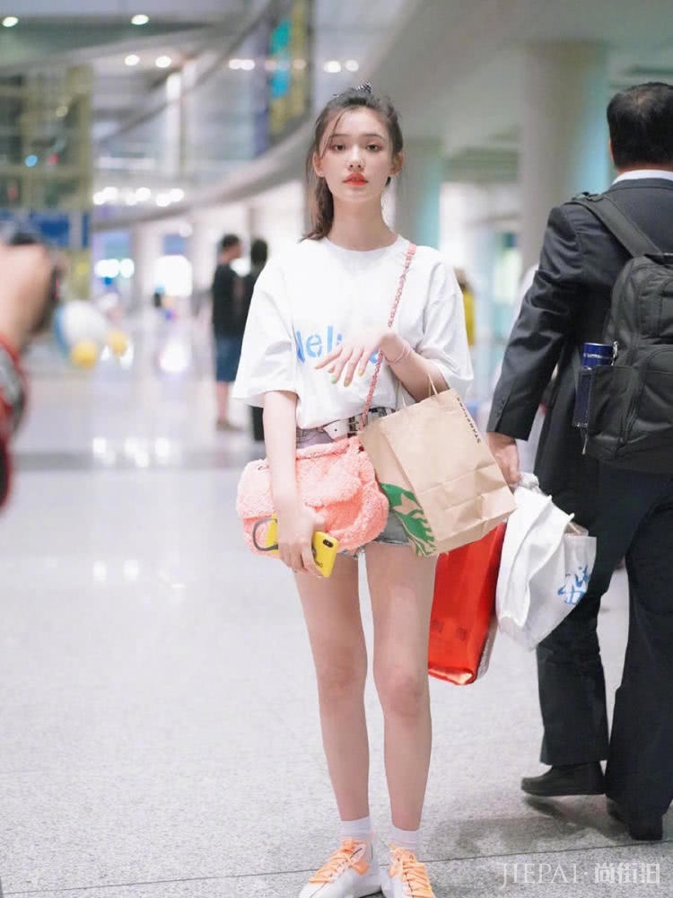 林允机场街拍,换了一个新发型,马上美出少女气质