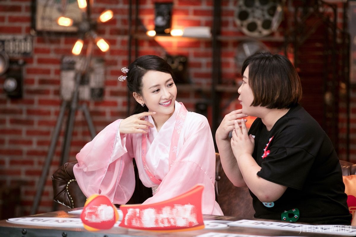 王鸥不光身材高挑, 衣品也是没的说!