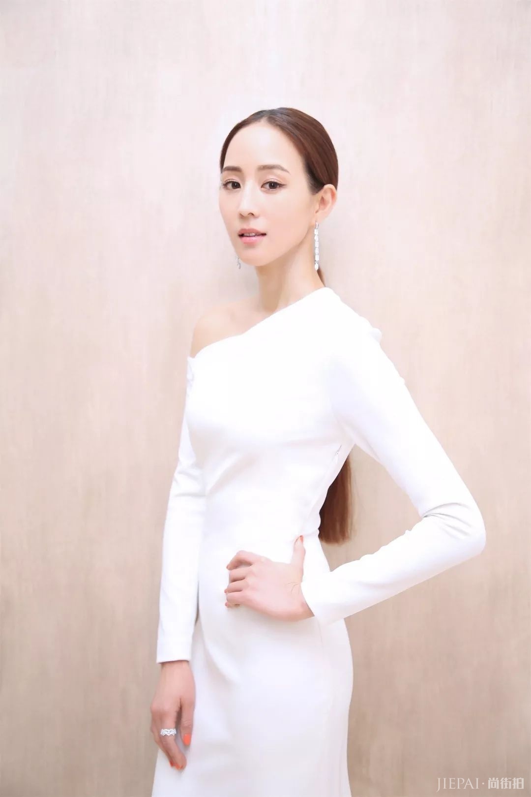 夏天穿什么颜色的衣服容易显白？这里有份超超超详细的攻略