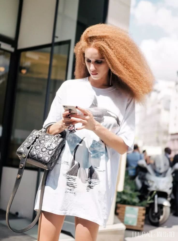 T恤裙一穿就像出门去拿快递的，怎么办？