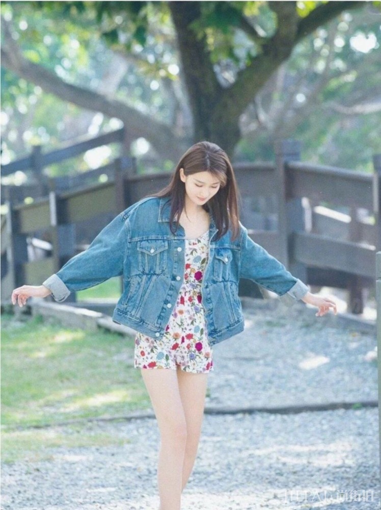 乔欣跟杨洋出门玩互动甜死人,随性搭配还挺顺眼