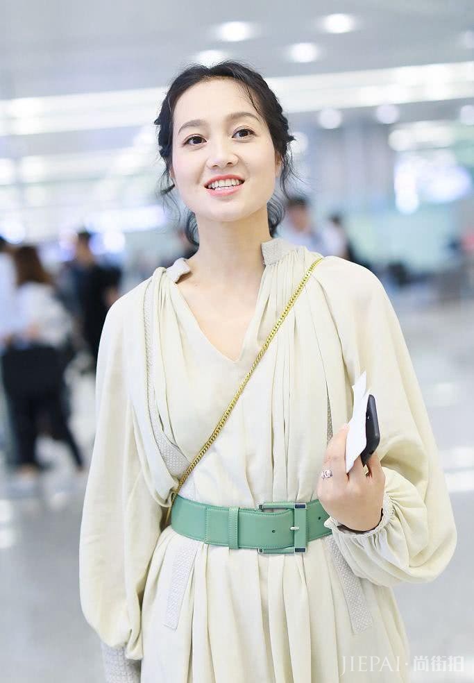 朱丹机场街拍,精致编发搭配白裙,少女气质依旧惊艳
