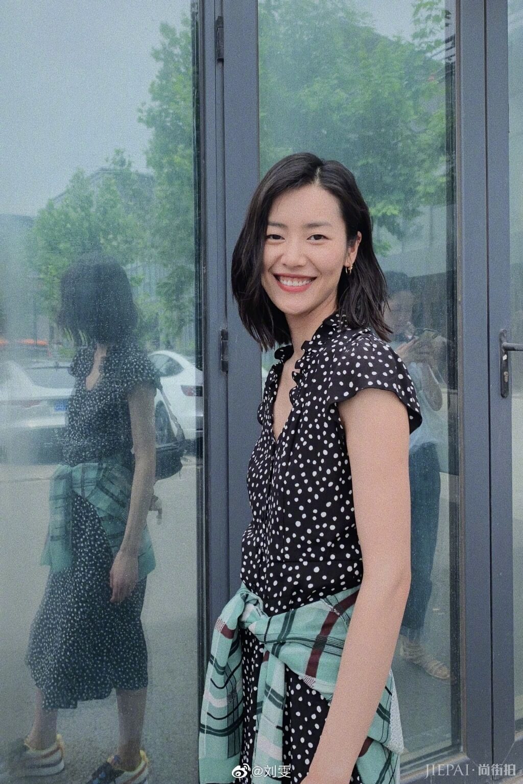 超模刘雯又换新造型,摩卡波波头搭配波点连衣裙清爽又减龄