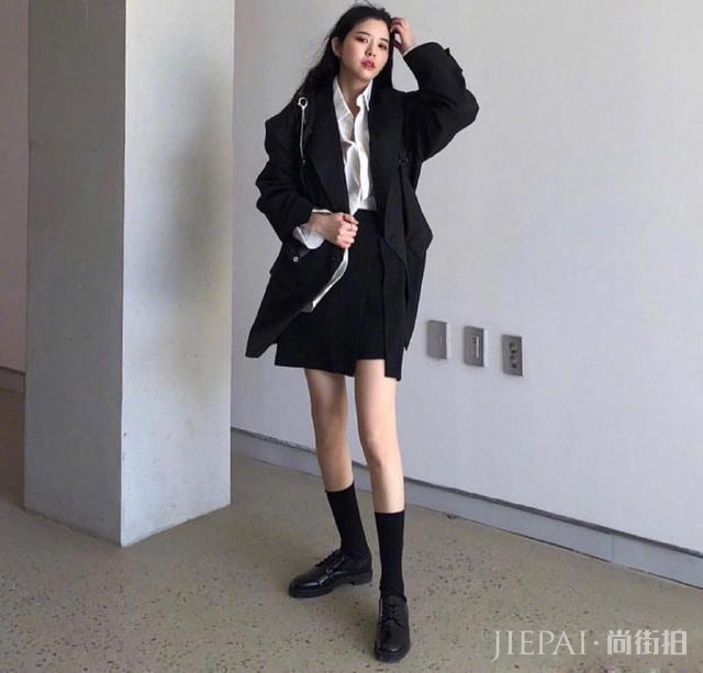 简单黑白穿搭不过时!白色T恤+黑色阔腿裤太经典