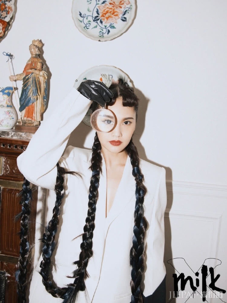 杨丞琳挑战超长麻花辫，161cm也有强气场