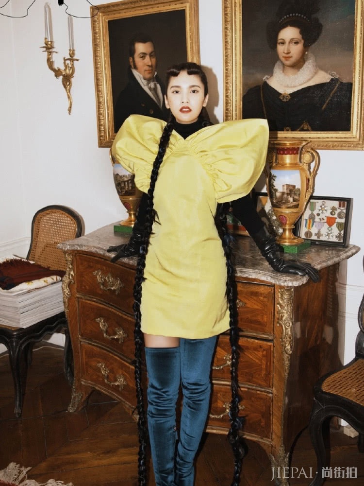 杨丞琳挑战超长麻花辫，161cm也有强气场