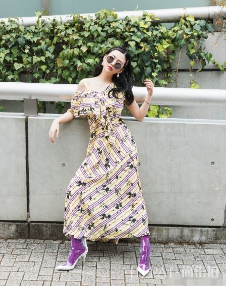 邱淑贞大女儿沈月晒九宫格写真照，20岁的她眉宇之间超像妈妈