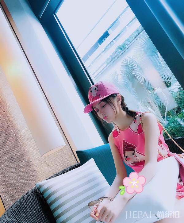 刘美旗夏日小清新写真曝光 萌气十足有点甜