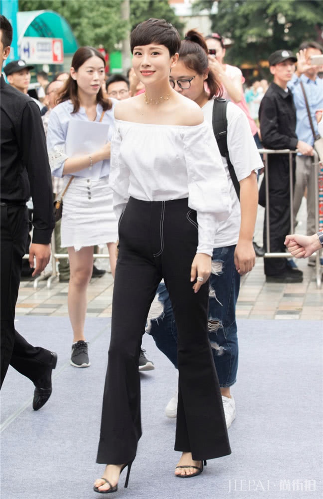 夏季怎么穿？用一字带凉鞋升级女人味