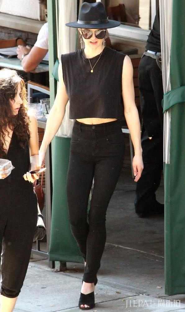 她是超模更是真名媛！美国传媒巨头继承人，35岁仍有一张娃娃脸