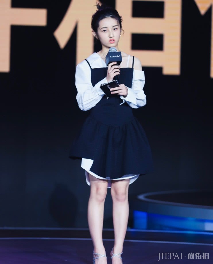 张子枫在脚上画了一条红线,瞬间增高20cm