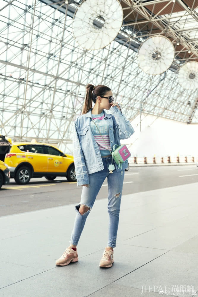 周杰伦陪昆凌看秀！昆凌穿露腰装秀身材，宠妻100分