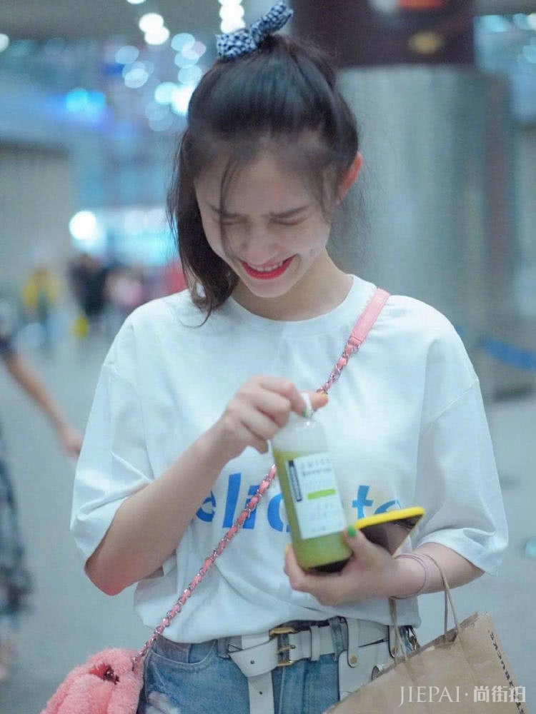 林允机场街拍,换了一个新发型,马上美出少女气质