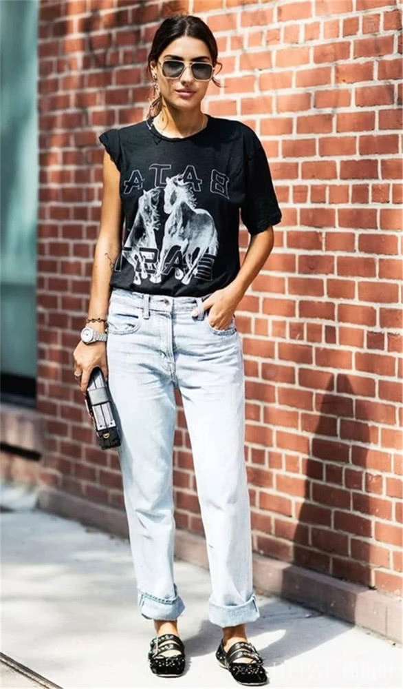 夏天靠牛仔裤来撑起你的美!配这4款不同颜色的T恤真的很酷