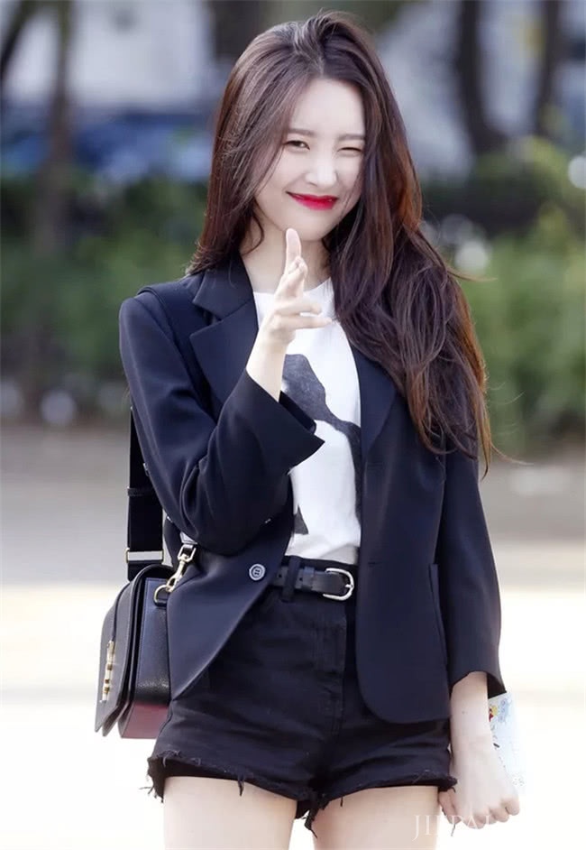 西装搭短裤职场造型，做个有气质的女人