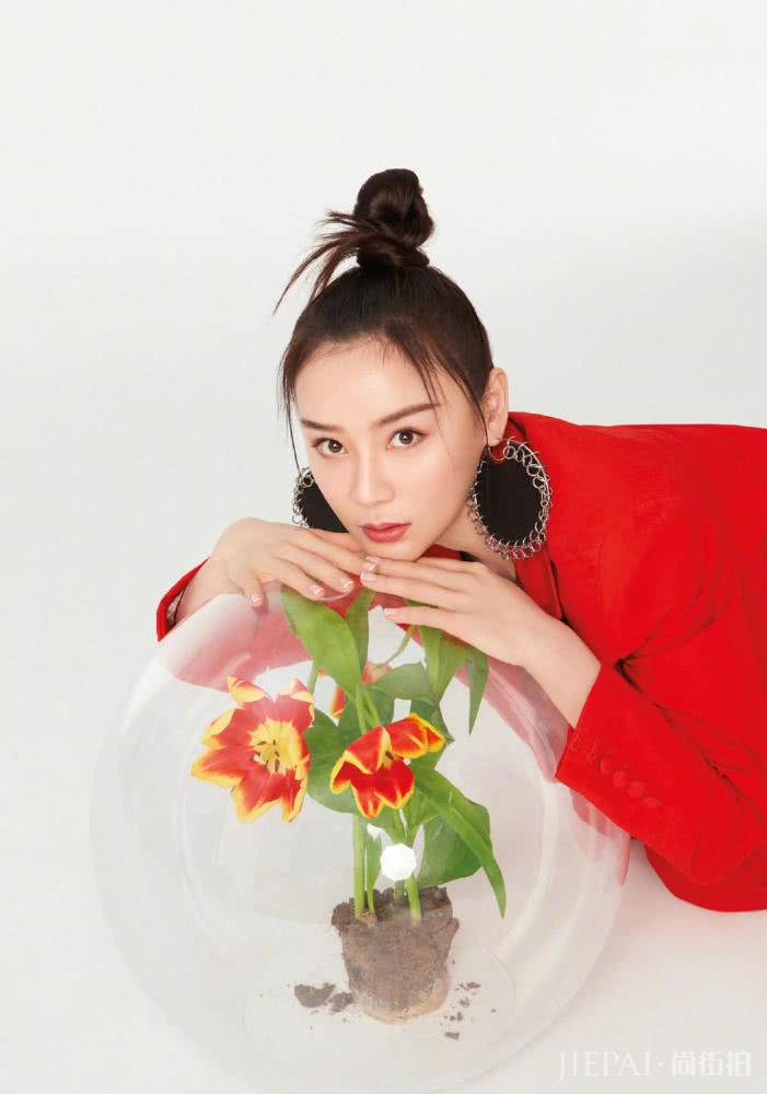 袁姗姗穿连衣裙,下摆铺成一个圈