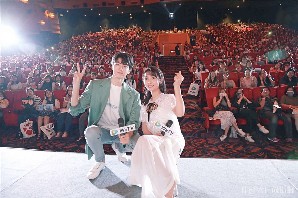 小时光夫妇同台发糖，林一两套穿搭配合邢菲，剧内甜到剧外