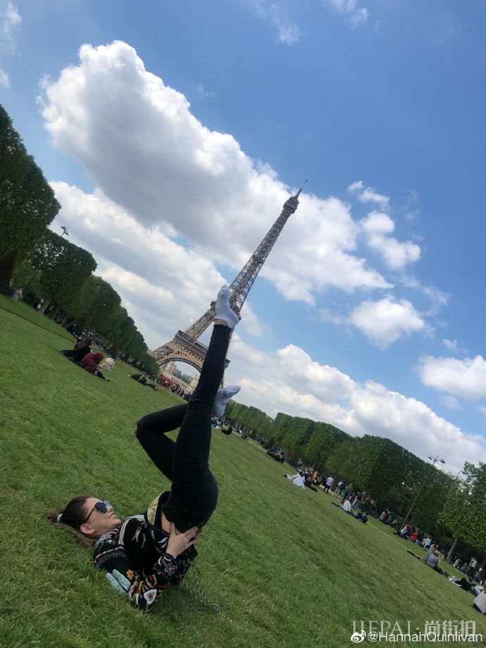 周杰伦陪昆凌看秀！昆凌穿露腰装秀身材，宠妻100分