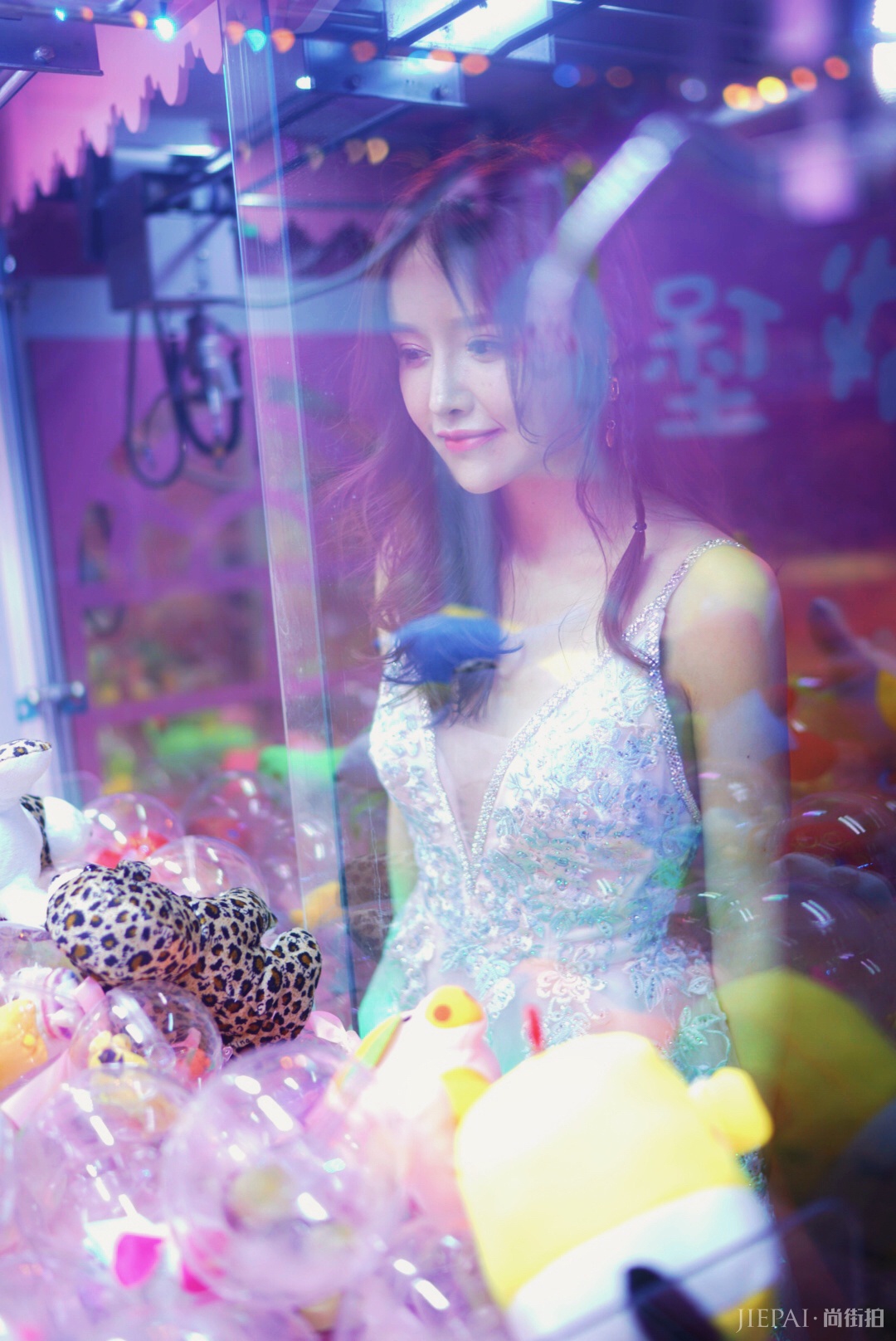 高溜现身签约发布会 肤白貌美明艳动人