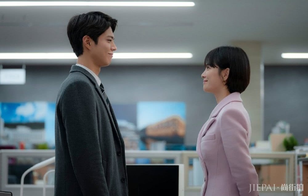 宋慧乔剪波波头减龄时髦，扎发造型优雅大气