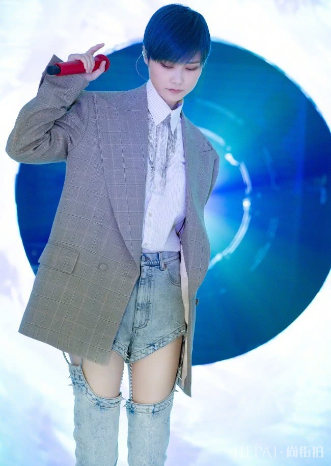 李宇春穿15cm皮裙写真,双腿修长太好看