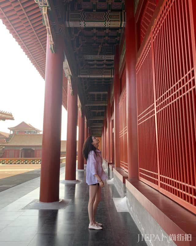 江疏影秀大长腿！衬衣配短裤清新又减龄