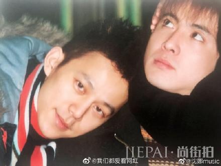 吴谨言戴假发出席活动,人群里侧脸线条太美