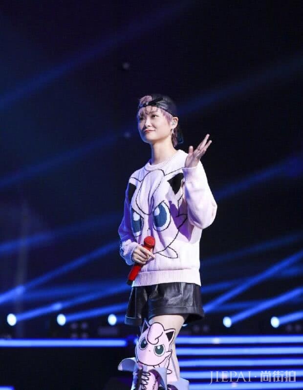 李宇春打扮越来越有少女感!粉毛衫配黑色短裤帅气又甜美