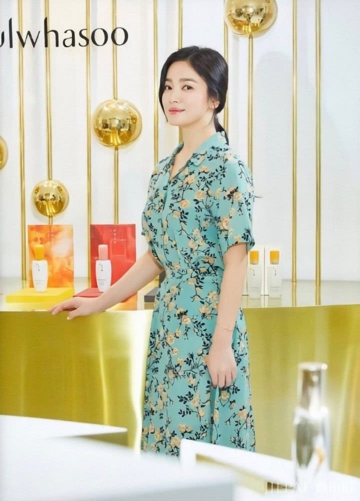 宋慧乔剪波波头减龄时髦，扎发造型优雅大气