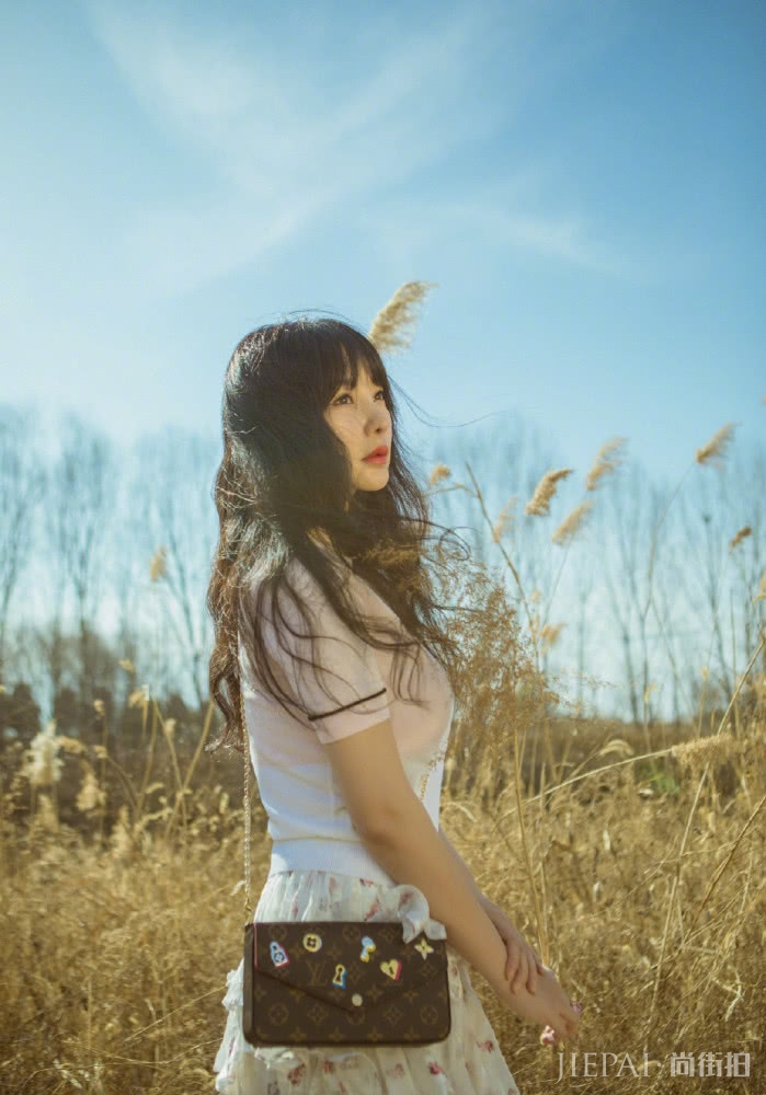 柳岩剪机械齐刘海显丑还不时尚