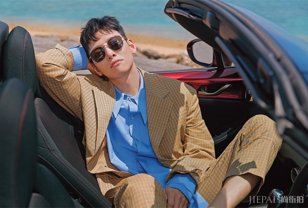 池昌旭穿西装更绅士成熟,与之前花美男大不同