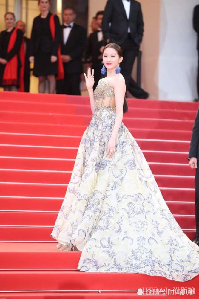 关晓彤穿镂空印花裙美的精致，端庄又霸气