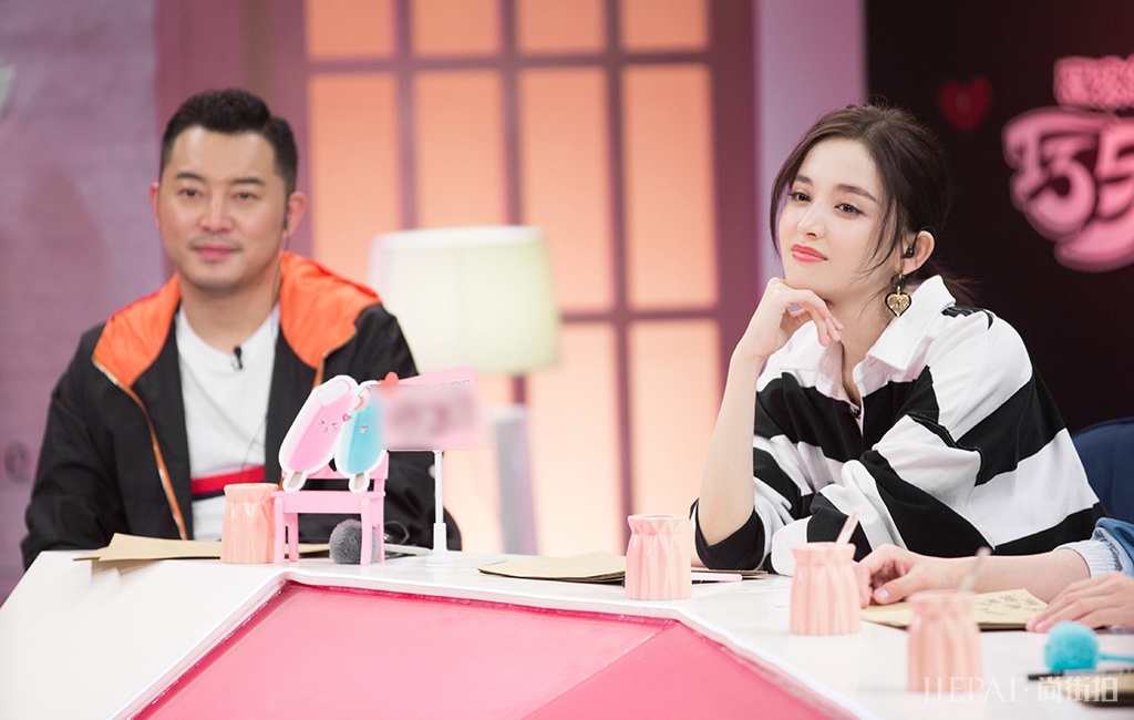 古力娜扎综艺造型美出天际,夸张耳饰成亮点