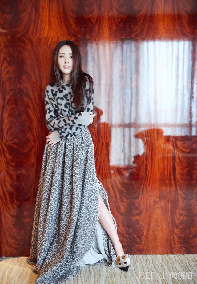 郭碧婷裙子里面穿裤子,男友角度下美成时尚大片