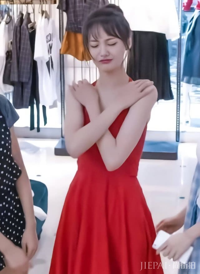 看了郑爽穿红裙子终于明白,这才是颜值巅峰!
