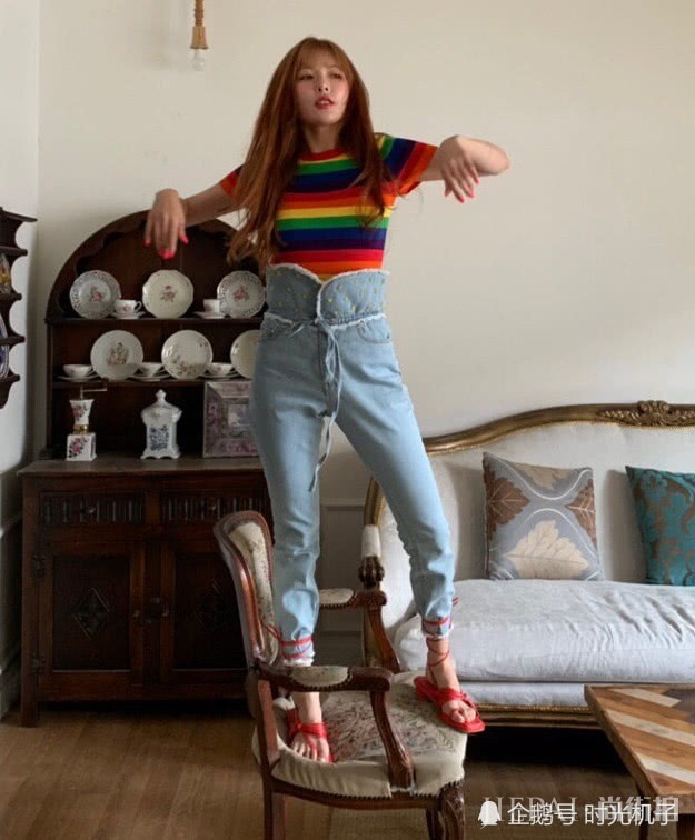 金泫雅拍广告大片，被20cm长牛仔裤抢镜，敢买不敢穿