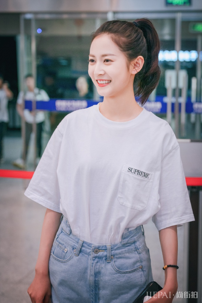 陈钰琪最新机场街拍照,打扮简约又洋气,素颜太好看