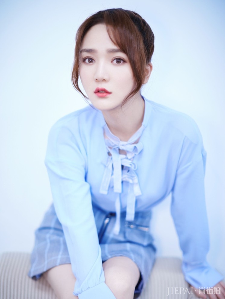 靳梦佳化淡妆美成瓷娃娃，难怪汪苏泷喜欢她