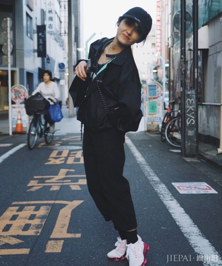 张子枫在脚上画了一条红线,瞬间增高20cm