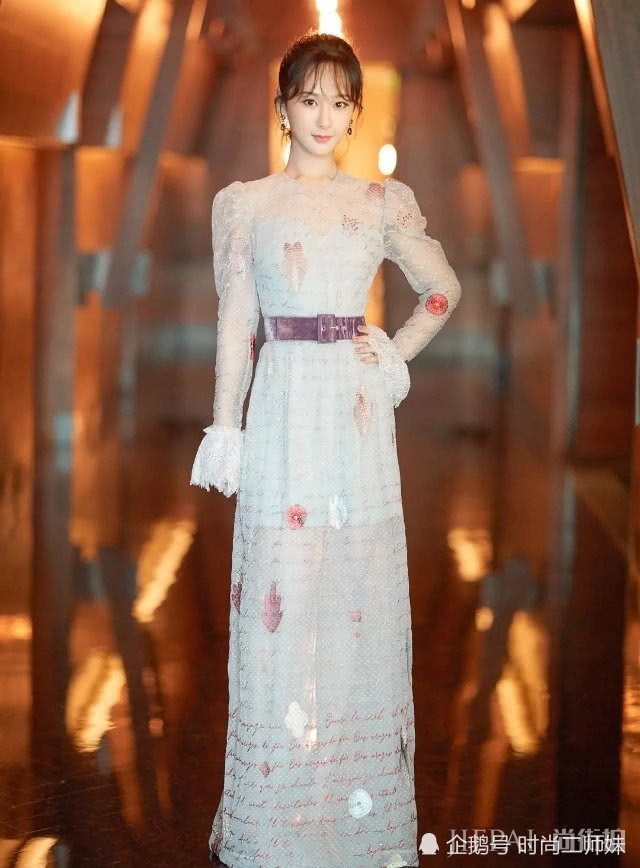 沈月穿杨紫同款纱裙气质不相上下