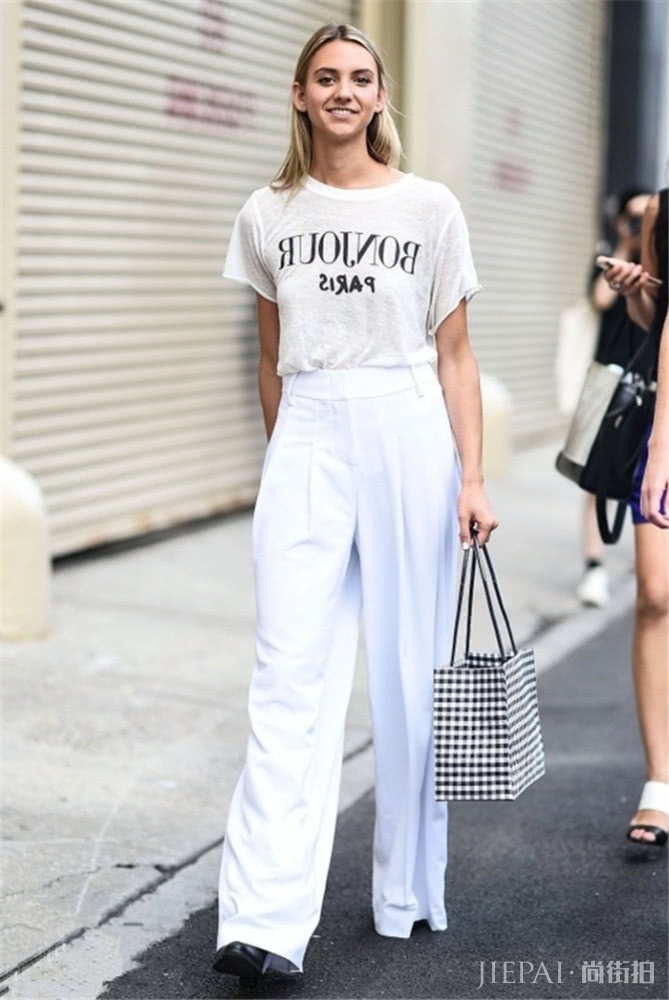 夏季穿白色裤子是不错的选择，清爽翻倍