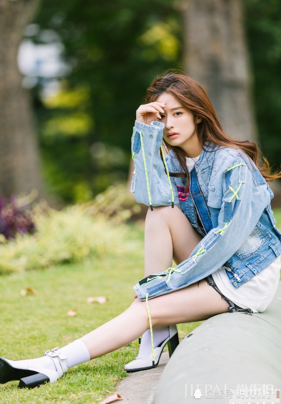 颖儿把及膝的高跟靴穿成了堆堆袜？腿细到逆天了