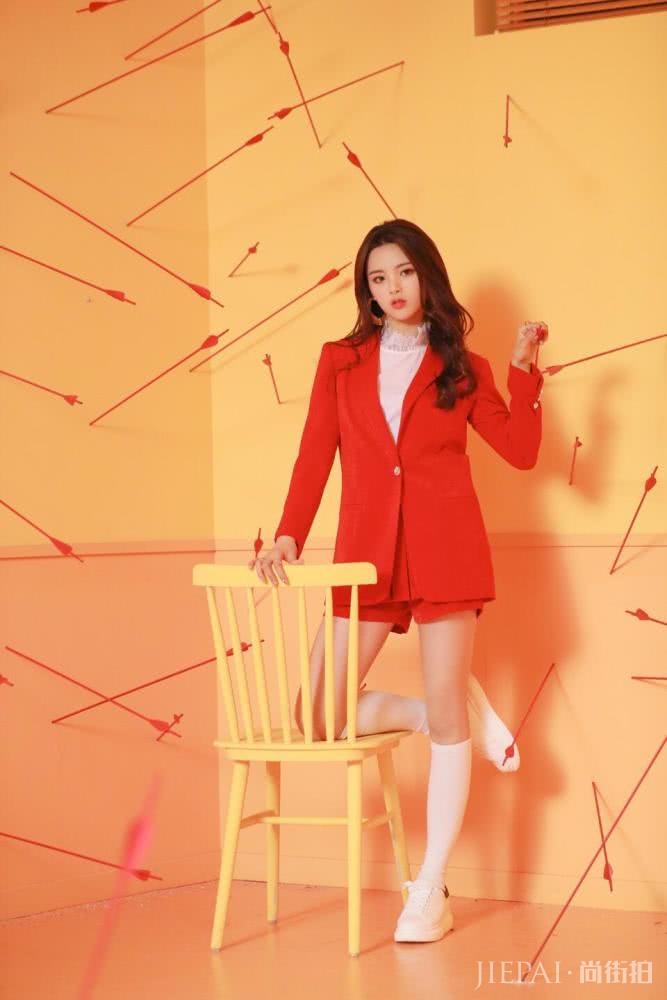 杨超越穿紫色纱裙少女感十足,配蝴蝶结美成真人芭比