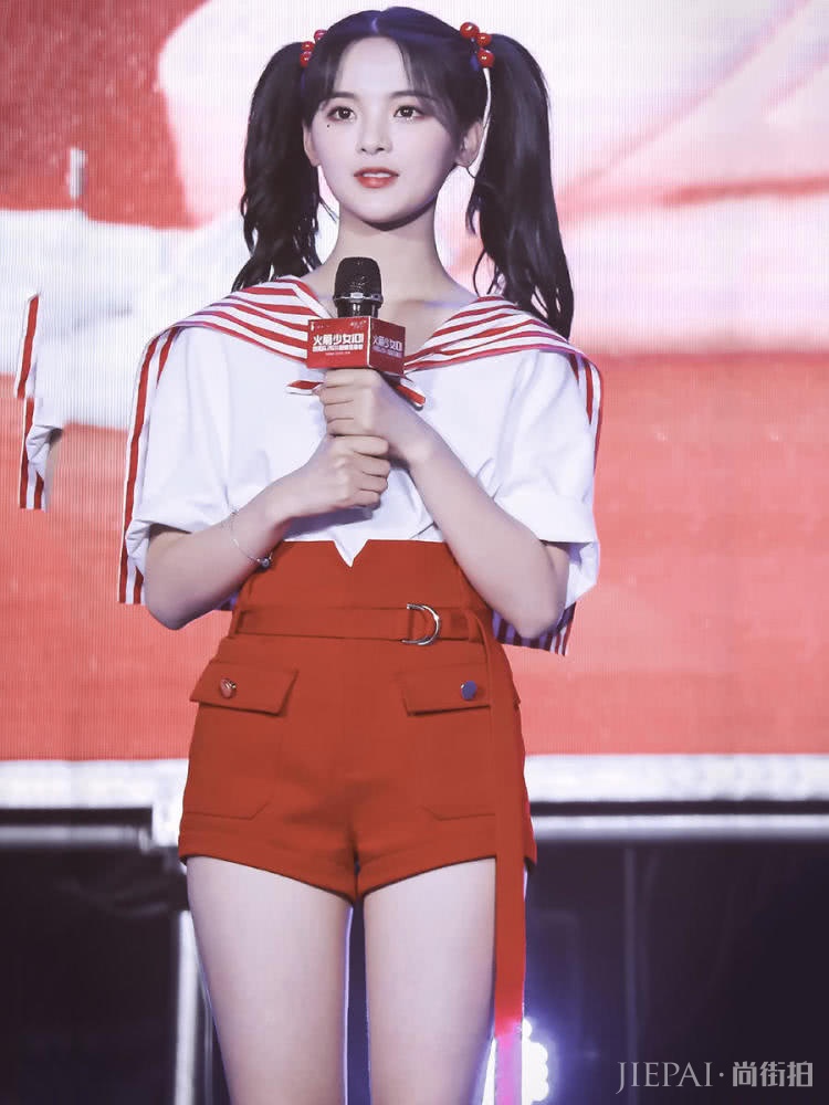 火箭少女见面会,杨超越穿水手服扎双马尾,嫩出新高度