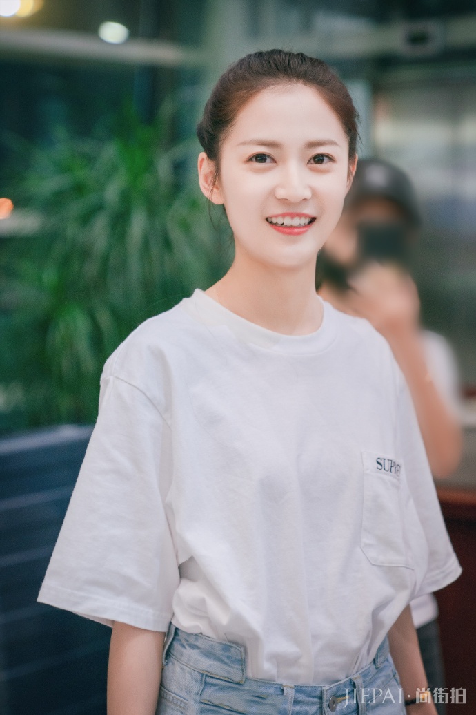 陈钰琪最新机场街拍照,打扮简约又洋气,素颜太好看