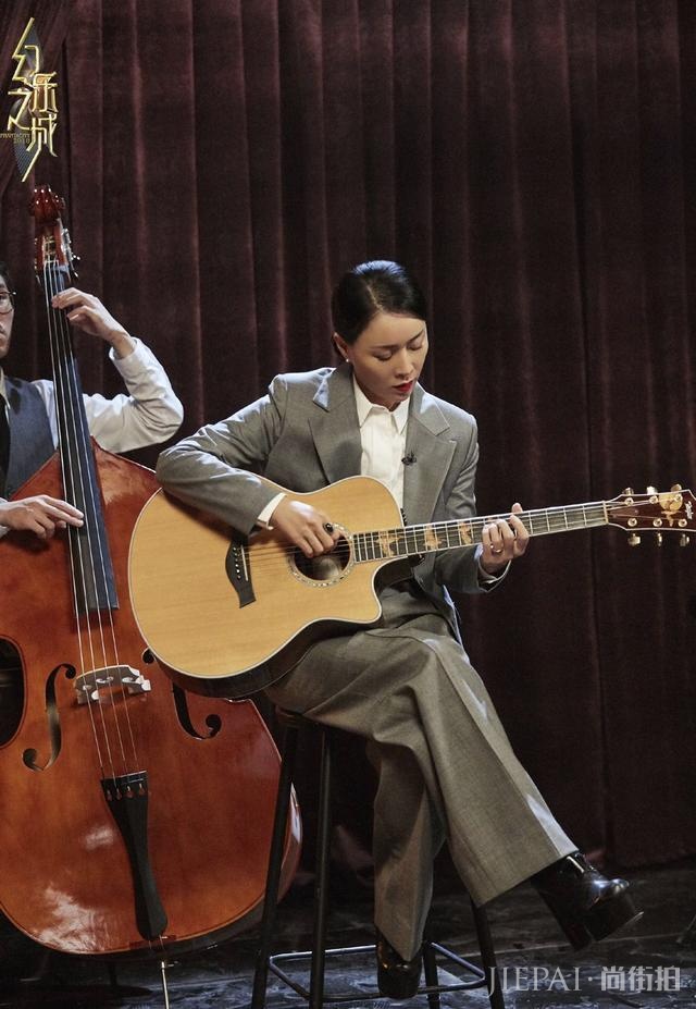 那英惊艳亮相，网友却发现她脸美到认不出