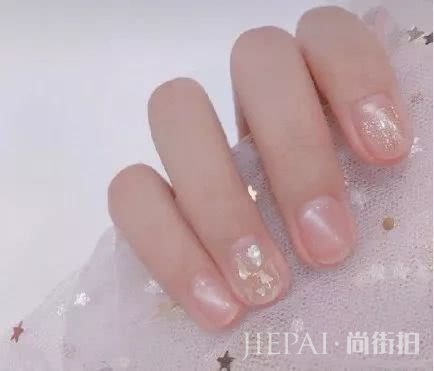 不会化猫系妆？用猫眼美甲去撩人吧