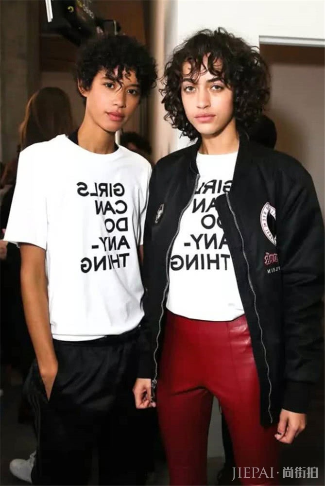 拥有了一件字母T恤，相当于拥有青春活力的初夏！