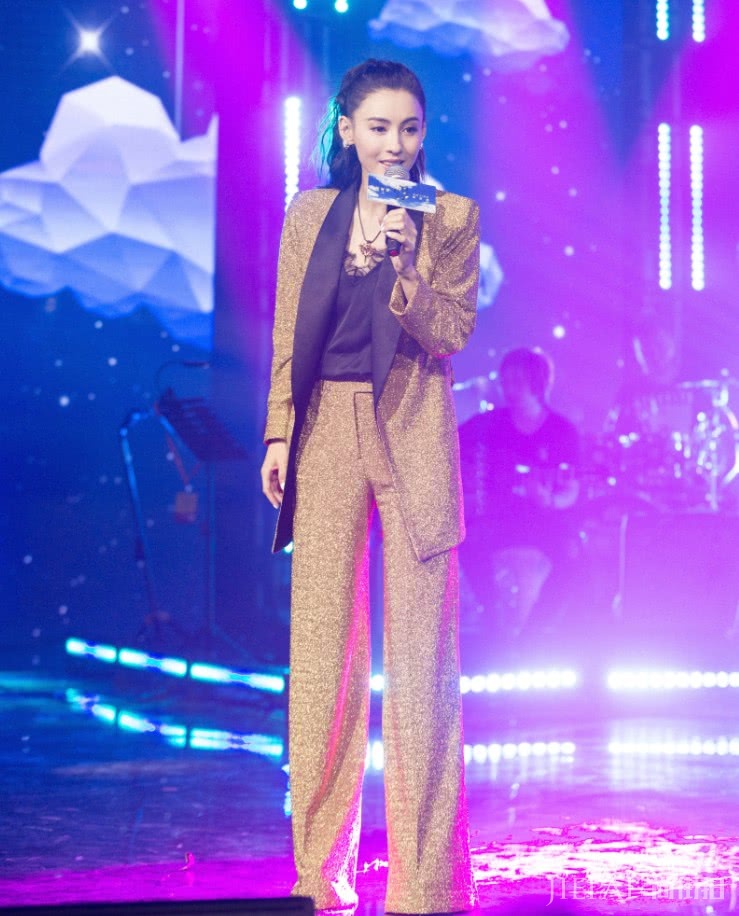 张柏芝将“渔网”当裙穿，穿搭时尚吸睛