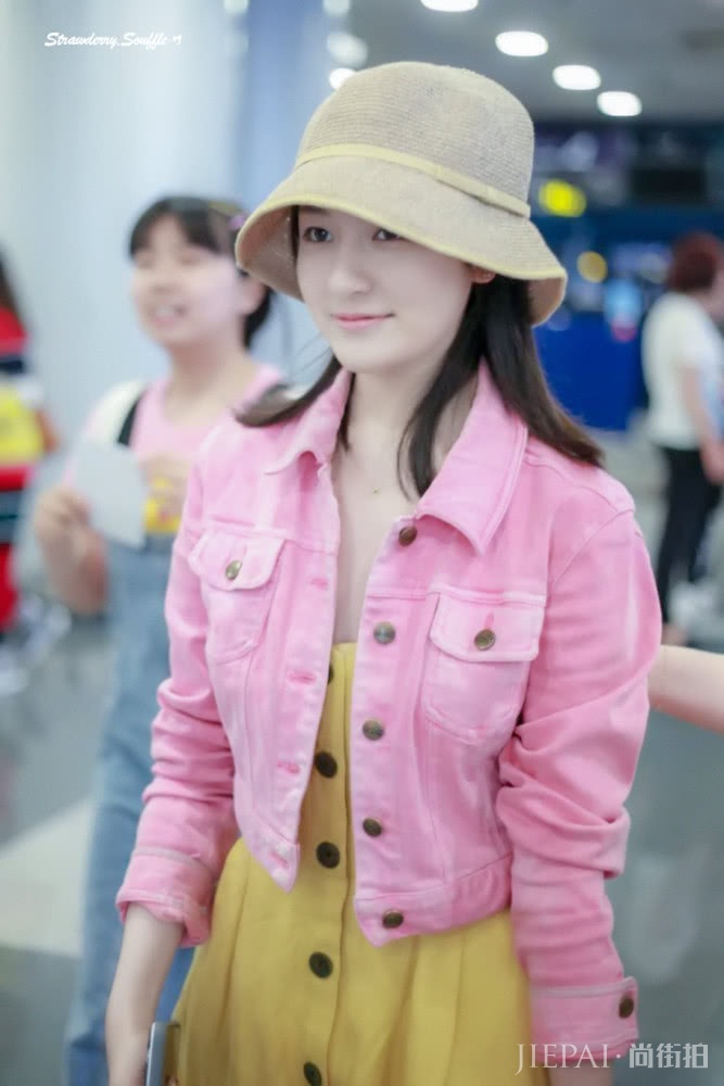 李兰迪机场穿吊带裙，少女感爆棚